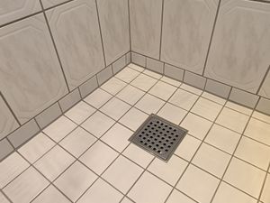 Fugning af brusenicher Billede af en bruseniche som har fået skiftet fuger.